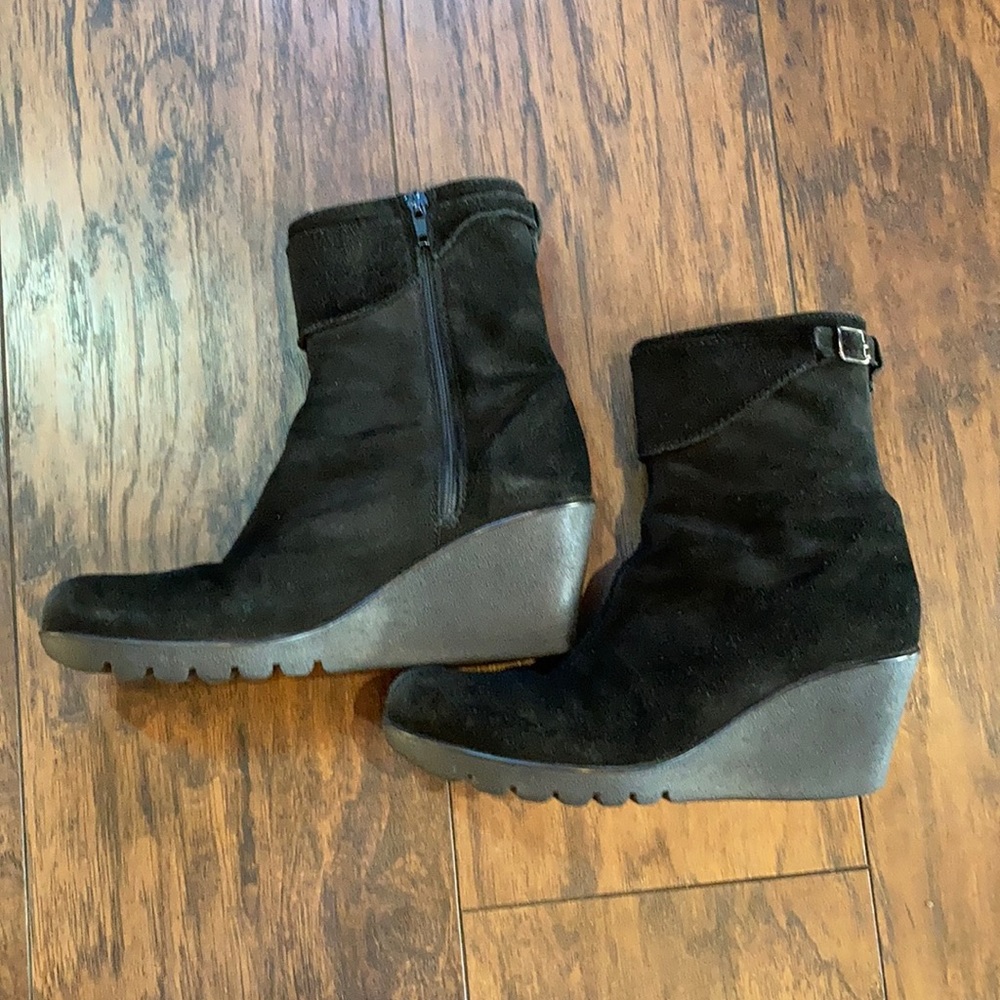C La Canadienne Black Suede Wedged Boots